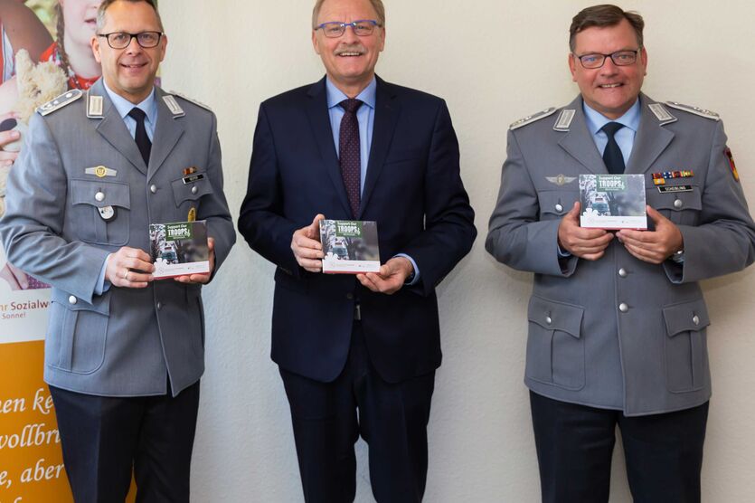 Oberstleutnant Christian Weiper, Oberst a.D. Peter Dormanns und Oberstleutnant Christoph Scheibling präsentieren die neue Benefiz-CD des Musikkorps der Bundeswehr (v.li.). 