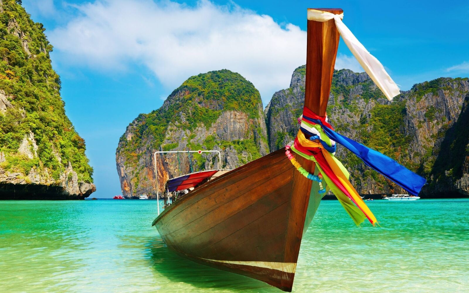 Boot in einer Bucht an der thailändischen Küste.